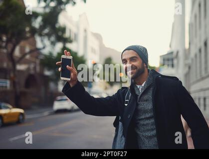 Il est temps de prendre un taxi. un jeune homme à la mode qui agite pour une cabine Banque D'Images