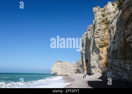 Étretat, est une, commune, en Seine-Maritime, département, en Normandie, Normandie, région de, Nord-Ouest de la France. France,Français,Europe,européen,Étretat, est mieux, connu, pour ses falaises de craie, Comprenant trois arches naturelles et une formation pointue appelée l'aiguille, qui s'élève à 70 mètres (230 pieds) au-dessus de la mer. Le complexe de craie d'Etretat, comme on le sait, consiste en une stratigraphie complexe de craies turoniennes et coniaciennes. Certaines des falaises sont à 90 mètres (300 pieds)deux des trois arches célèbres sont visibles de la ville, la porte d'aval et la porte d'amont. Banque D'Images