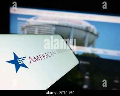 Smartphone avec logo d'American Water Works Company Inc. Sur écran devant le site Web d'affaires. Mise au point à gauche de l'écran du téléphone. Banque D'Images