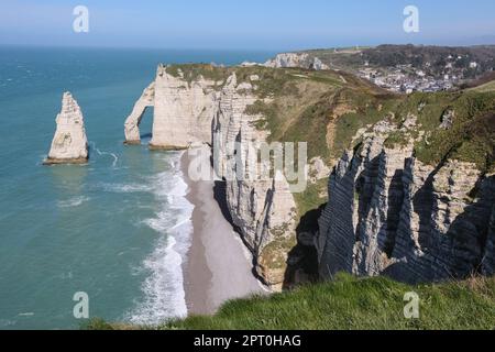 Étretat, est une, commune, en Seine-Maritime, département, en Normandie, Normandie, région de, Nord-Ouest de la France. France,Français,Europe,européen,Étretat, est mieux, connu, pour ses falaises de craie, Comprenant trois arches naturelles et une formation pointue appelée l'aiguille, qui s'élève à 70 mètres (230 pieds) au-dessus de la mer. Le complexe de craie d'Etretat, comme on le sait, consiste en une stratigraphie complexe de craies turoniennes et coniaciennes. Certaines des falaises sont à 90 mètres (300 pieds)deux des trois arches célèbres sont visibles de la ville, la porte d'aval et la porte d'amont. Banque D'Images