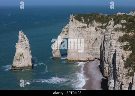 Étretat, est une, commune, en Seine-Maritime, département, en Normandie, Normandie, région de, Nord-Ouest de la France. France,Français,Europe,européen,Étretat, est mieux, connu, pour ses falaises de craie, Comprenant trois arches naturelles et une formation pointue appelée l'aiguille, qui s'élève à 70 mètres (230 pieds) au-dessus de la mer. Le complexe de craie d'Etretat, comme on le sait, consiste en une stratigraphie complexe de craies turoniennes et coniaciennes. Certaines des falaises sont à 90 mètres (300 pieds)deux des trois arches célèbres sont visibles de la ville, la porte d'aval et la porte d'amont. Banque D'Images