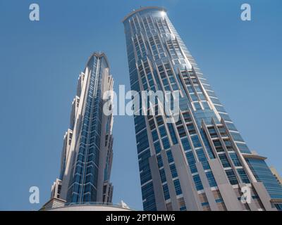 Dubaï, Émirats arabes Unis, 26 mars 2023 : vue magnifique sur les gratte-ciels de Dubaï près de Burj khalifa dans la baie de Bussines. jour d'été ensoleillé. Banque D'Images