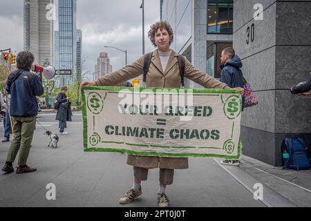 ÉTATS-UNIS. 26th avril 2023. Sur 26 avril 2023, six activistes du climat ont été arrêtés pour avoir bloqué l'entrée au siège de la société d'investissement mondiale KKR & Co Inc., également connue sous le nom de Kohlberg Kravis Roberts & Co. À Manhattan, lors d'une manifestation qui a fermé l'entrée principale du bâtiment. Les manifestants exigeaient que le géant du capital-investissement cesse de financer des projets de combustibles fossiles à l’origine de la crise climatique et empoisonnent l’air et l’eau des communautés de première ligne. (Photo par Erik McGregor/Sipa USA) crédit: SIPA USA/Alay Live News Banque D'Images