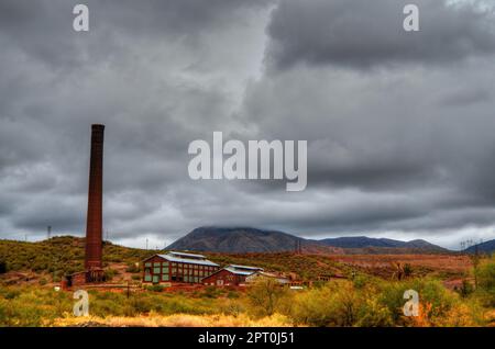 Tempête se formant sur une mine déserte Banque D'Images