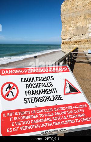 Étretat, est une, commune, en Seine-Maritime, département, en Normandie, Normandie, région de, Nord-Ouest de la France. France,Français,Europe,européen,Étretat, est mieux, connu, pour ses falaises de craie, Comprenant trois arches naturelles et une formation pointue appelée l'aiguille, qui s'élève à 70 mètres (230 pieds) au-dessus de la mer. Le complexe de craie d'Etretat, comme on le sait, consiste en une stratigraphie complexe de craies turoniennes et coniaciennes. Certaines des falaises sont à 90 mètres (300 pieds)deux des trois arches célèbres sont visibles de la ville, la porte d'aval et la porte d'amont. Banque D'Images