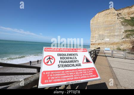 Étretat, est une, commune, en Seine-Maritime, département, en Normandie, Normandie, région de, Nord-Ouest de la France. France,Français,Europe,européen,Étretat, est mieux, connu, pour ses falaises de craie, Comprenant trois arches naturelles et une formation pointue appelée l'aiguille, qui s'élève à 70 mètres (230 pieds) au-dessus de la mer. Le complexe de craie d'Etretat, comme on le sait, consiste en une stratigraphie complexe de craies turoniennes et coniaciennes. Certaines des falaises sont à 90 mètres (300 pieds)deux des trois arches célèbres sont visibles de la ville, la porte d'aval et la porte d'amont. Banque D'Images