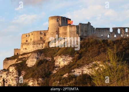 Château Gaillard, Château-Gaillard est un monument historique classé (classé en 1852) avec les ruines impressionnantes d'un château situé au-dessus du village des Andelys dans la campagne normande, à 40 kilomètres de Rouen. Brève histoire du Château-Gaillard le Château-Gaillard a été construit par Richard coeur de Lion sur une période de deux ans à partir de 1196. Il a été construit dans le cadre des nombreuses luttes entre les rois d'Angleterre et de France pendant cette période - les Anglais contrôlaient la Normandie à la fin du 12th siècle. Richard est mort d'une blessure au cours de la construction. France : français Banque D'Images