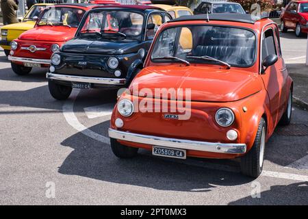 Vue d'une rangée de voitures Fiat 500 pendant une exposition Banque D'Images