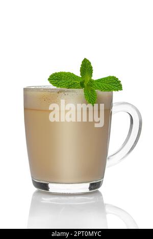 Tasse transparente de cappuccino avec liqueur de menthe isolée sur blanc Banque D'Images