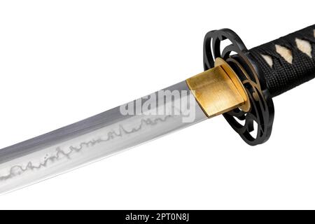 Le collier 'habaki' est en laiton poli. Il est à la base d'une lame d'épée japonaise avec un motif ondulé sur la partie vive. Isolé sur un coup Banque D'Images