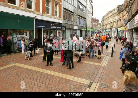 Derby des célébrations de la Saint George 2023. Marche de St James' Street à la place du marché dans le centre-ville de Derby. Banque D'Images
