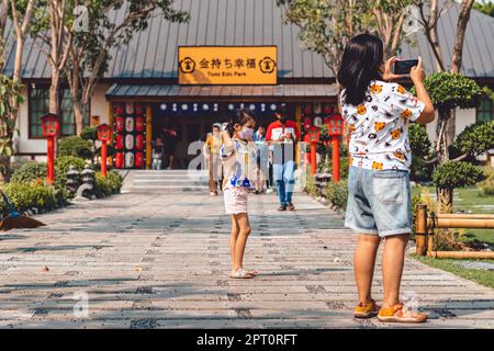 KANCHANABURI -THAÏLANDE, AVRIL 1 ,2023 : touristes non identifiés viennent visiter et prendre des photos avec restaurant et café avec un beau jardin décoré Banque D'Images