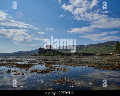 Eilean Donan, Écosse - 05 26 2018 : ancien et historique château eilean donan sur la côte nord de l'Écosse, par une journée ensoleillée avec des reflets dans t Banque D'Images