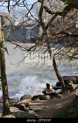 Côte érodant les vagues du lac Érié qui frappent le rivage à Lakewood Park à l'ouest de la ville de Cleveland, Ohio Banque D'Images