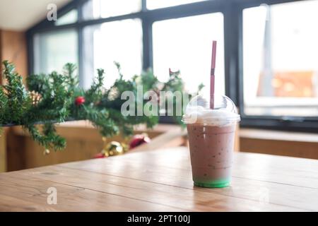 Chocolat à la menthe glacé avec crème fouettée sur table en bois, avec fond flou de décoration de Noël Banque D'Images