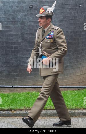 Londres, Royaume-Uni. 27 avril 2023. La délégation italienne arrive dans la rue Downing alors que le Premier ministre Rishi Sunak accueille son homologue Giorgia Meloni. Le Premier ministre italien d'extrême-droite Giorgia Meloni fait sa première visite au Royaume-Uni Credit: amer ghazzal/Alamy Live News Banque D'Images