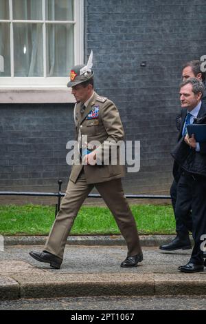 Londres, Royaume-Uni. 27 avril 2023. La délégation italienne arrive dans la rue Downing alors que le Premier ministre Rishi Sunak accueille son homologue Giorgia Meloni. Le Premier ministre italien d'extrême-droite Giorgia Meloni fait sa première visite au Royaume-Uni Credit: amer ghazzal/Alamy Live News Banque D'Images