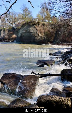 Côte érodant les vagues du lac Érié qui frappent le rivage à Lakewood Park à l'ouest de la ville de Cleveland, Ohio Banque D'Images