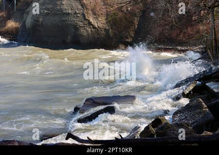 Côte érodant les vagues du lac Érié qui frappent le rivage à Lakewood Park à l'ouest de la ville de Cleveland, Ohio Banque D'Images