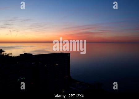 Coucher de soleil coloré sur le lac Érié dans le nord-est de l'Ohio Banque D'Images