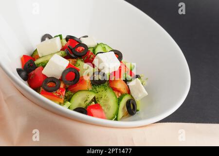 Salade grecque traditionnelle dans un plat profond sur la table Banque D'Images