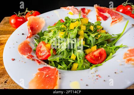 Salade de roquette au jambon espagnol séché Banque D'Images