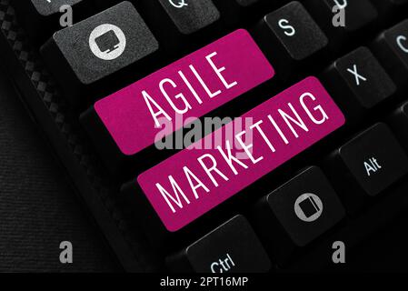 Rédaction affichant du texte Agile Marketing, concept qui signifie concentrer les efforts de l'équipe qui apportent de la valeur au client final Banque D'Images