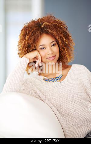 La vie est beaucoup plus facile lorsque vous vous détendez. Portrait d'une jeune femme qui se détend à la maison le week-end Banque D'Images