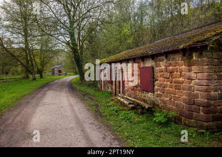 Un bâtiment ferroviaire désaffectée le long du chemin de fer démantelé le long du canal Cromford, dans le Derbyshire, en Angleterre Banque D'Images