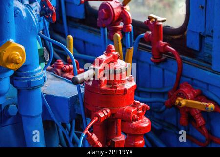 Panneau de commande rétro rouge et bleu d'une ancienne cabine de train à vapeur d'époque. Banque D'Images