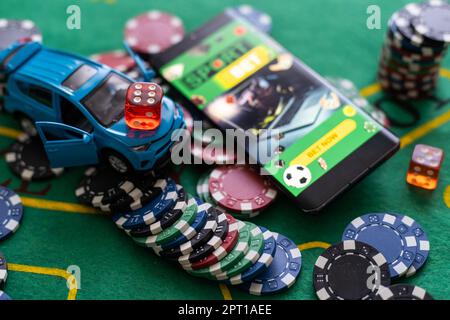 pile de jetons de casino et voiture de jouet, smartphone avec paris sur le sport Banque D'Images