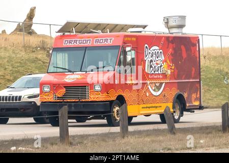 Calgary, Alberta, Canada. 26 avril 2023. Un camion alimentaire vietnamien sur la route. Banque D'Images