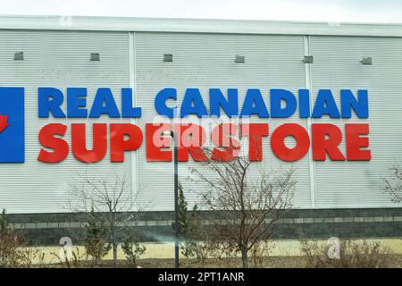 Calgary, Alberta, Canada. 26 avril 2023. Une véritable affiche de magasin de grande surface au Canada. Banque D'Images