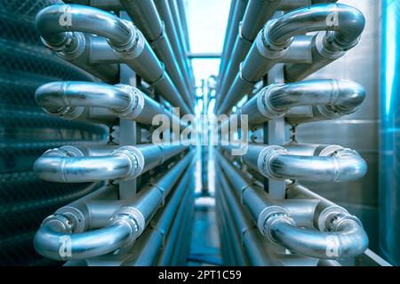 Gros plan de nombreux tubes en alliage d'inox dans une usine. Banque D'Images