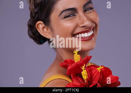 Joie de la beauté latine. Gros plan d'une belle femme exotique Banque D'Images