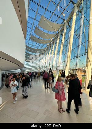 Kansas City, Missouri - 20 avril 2023 : à l'intérieur du célèbre chef-d'œuvre architectural de Kansas City, le Kauffman Center for Performing Arts Banque D'Images