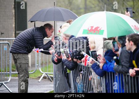 Le Prince Wales rencontre des membres du public après avoir visité le Dowlais Rugby Club près de Merthyr Tydfil au pays de Galles pour rencontrer des bénévoles et des partisans du sauvetage en montagne. L'organisme géré par des bénévoles, qui couvre la zone centrale du parc national de Bannau Brycheiniog, y compris Pen y Fan, célèbre son anniversaire en 60th. Date de la photo: Jeudi 27 avril 2023. Banque D'Images