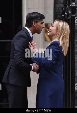 Londres, Angleterre, Royaume-Uni. 27th avril 2023. Le Premier ministre britannique RISHI SUNAK accueille le Premier ministre italien GIORGIA MELONI, à Downing Street, Londres. (Credit image: © Thomas Krych/ZUMA Press Wire) USAGE ÉDITORIAL SEULEMENT! Non destiné À un usage commercial ! Banque D'Images