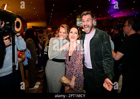 Simone Hanselmann, Birthe Wolter und Jochen Schropp BEI der Premiere des Theaterstücks 'Stolz und Vorurteil *oder so' in der Komödie am Kurfürstendamm Banque D'Images