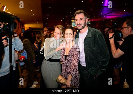 Simone Hanselmann, Birthe Wolter und Jochen Schropp BEI der Premiere des Theaterstücks 'Stolz und Vorurteil *oder so' in der Komödie am Kurfürstendamm Banque D'Images