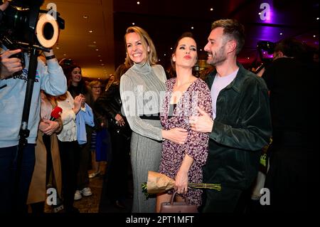 Simone Hanselmann, Birthe Wolter und Jochen Schropp BEI der Premiere des Theaterstücks 'Stolz und Vorurteil *oder so' in der Komödie am Kurfürstendamm Banque D'Images