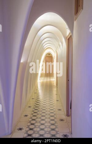 Couloir avec arches caténaires ou paraboliques dans le grenier de Casa Batlló conçu par Antoni Gaudí (Barcelone, Catalogne, Espagne) Banque D'Images