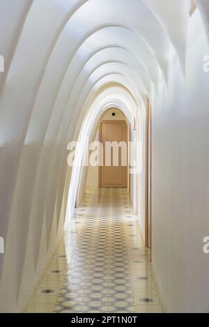 Couloir avec arches caténaires ou paraboliques dans le grenier de Casa Batlló conçu par Antoni Gaudí (Barcelone, Catalogne, Espagne) Banque D'Images