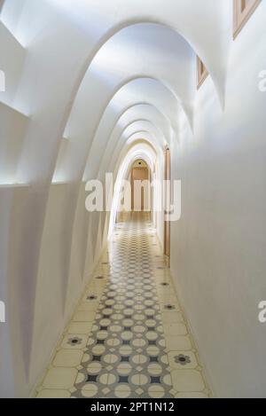 Couloir avec arches caténaires ou paraboliques dans le grenier de Casa Batlló conçu par Antoni Gaudí (Barcelone, Catalogne, Espagne) Banque D'Images