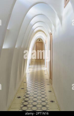 Couloir avec arches caténaires ou paraboliques dans le grenier de Casa Batlló conçu par Antoni Gaudí (Barcelone, Catalogne, Espagne) Banque D'Images