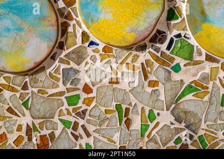 Détails de la mosaïque de Trencadis et de la céramique dans les boîtes de fleurs sur le mur de la cour de Casa Batlló (Barcelone, Catalogne, Espagne) Banque D'Images