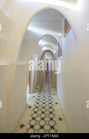 Couloir avec arches caténaires ou paraboliques dans le grenier de Casa Batlló conçu par Antoni Gaudí (Barcelone, Catalogne, Espagne) Banque D'Images