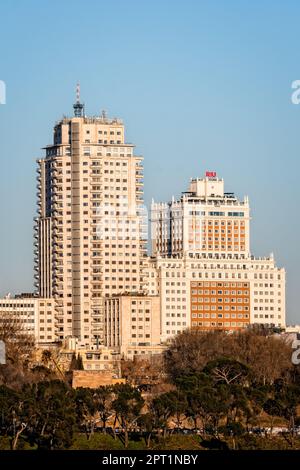 Madrid, Espagne - 4 mars 2023 : vue téléobjectif des vieux gratte-ciels de la Plaza d'Espana Banque D'Images