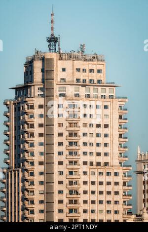 Madrid, Espagne - 4 mars 2023 : vue téléobjectif de la Tour de Madrid sur la Plaza d'Espana Banque D'Images