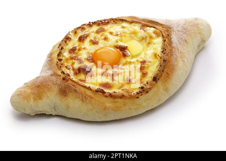 Adjaruli maison khachapuri (Pain traditionnel au fromage en forme de bateau de la région d'Adjara en Géorgie) isolé sur fond blanc Banque D'Images